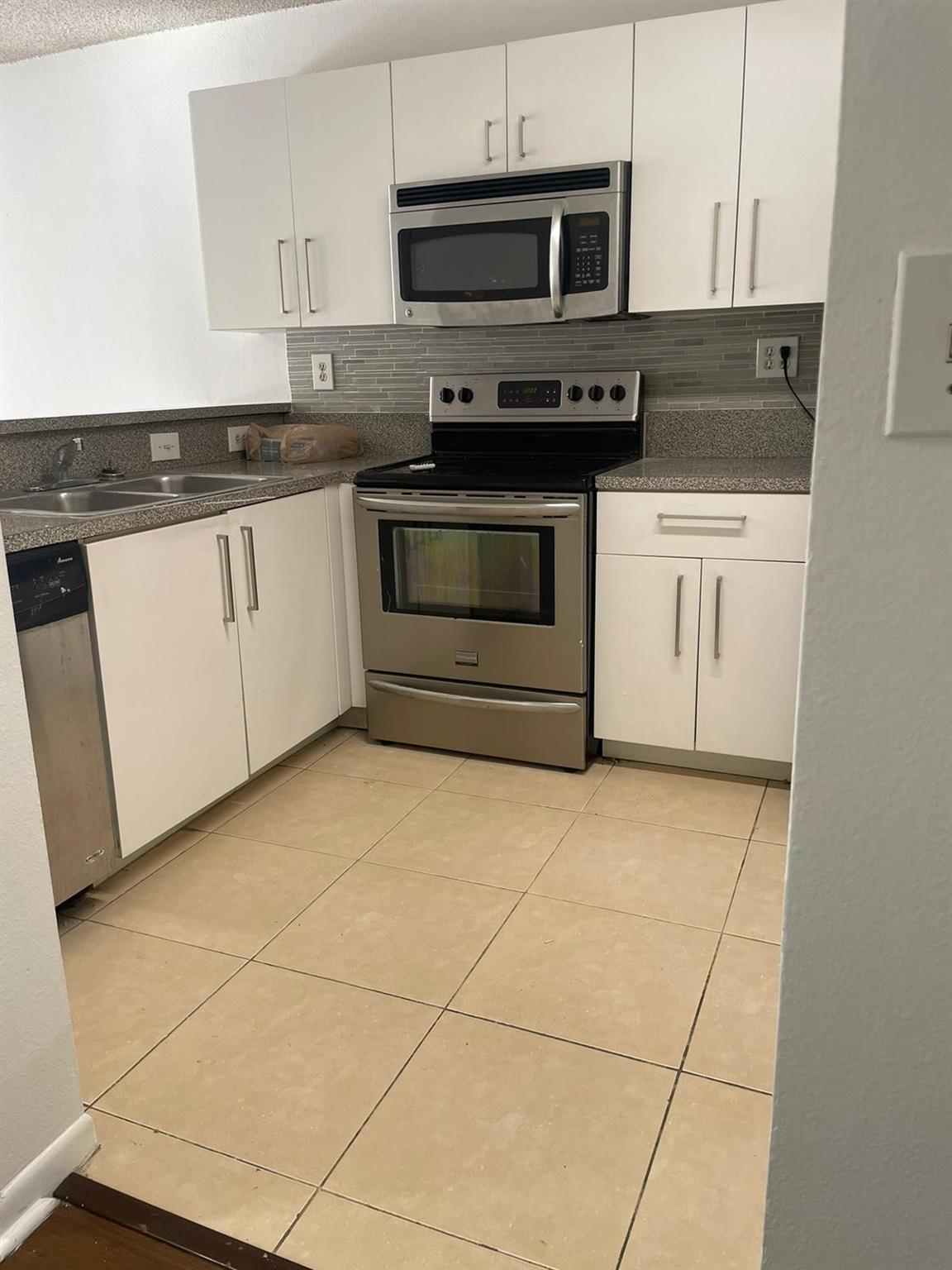 VILLAS DE VENEZIA - Residential Lease