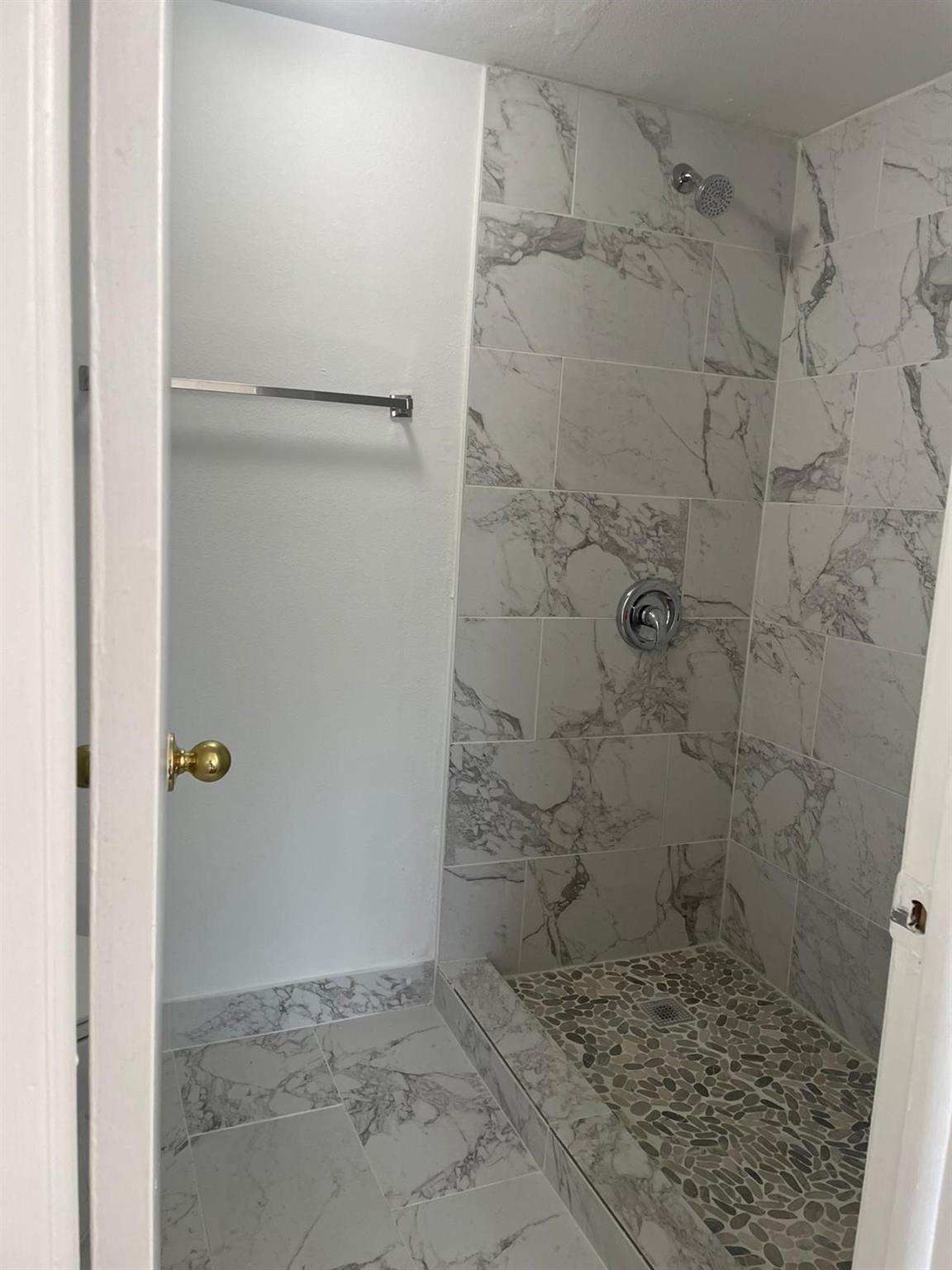 VILLAS DE VENEZIA - Residential Lease