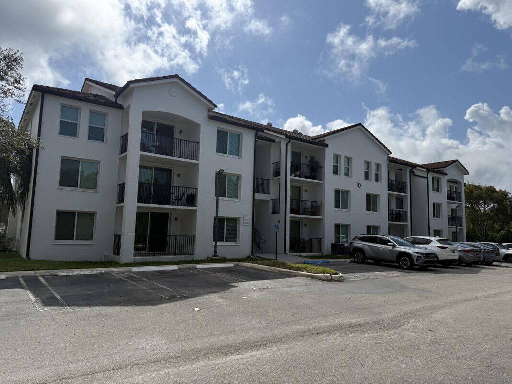 Photo of 1018 Villa Circle, Boynton Beach, FL 33435 (MLS # B26013317)