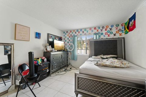 Condominium in Deerfield Beach FL 706 2nd Avenue 16.jpg