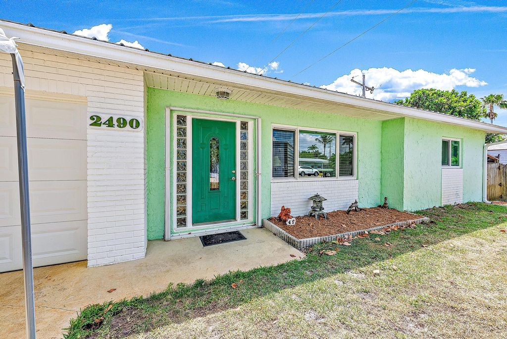 Photo of 2490 SE Madison Street, Stuart, FL 34997 (MLS # R10981582)