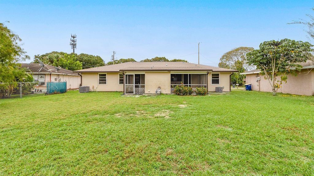 Photo of 604 Roselyn Avenue #B, Fort Pierce, FL 34982 (MLS # R11140591)