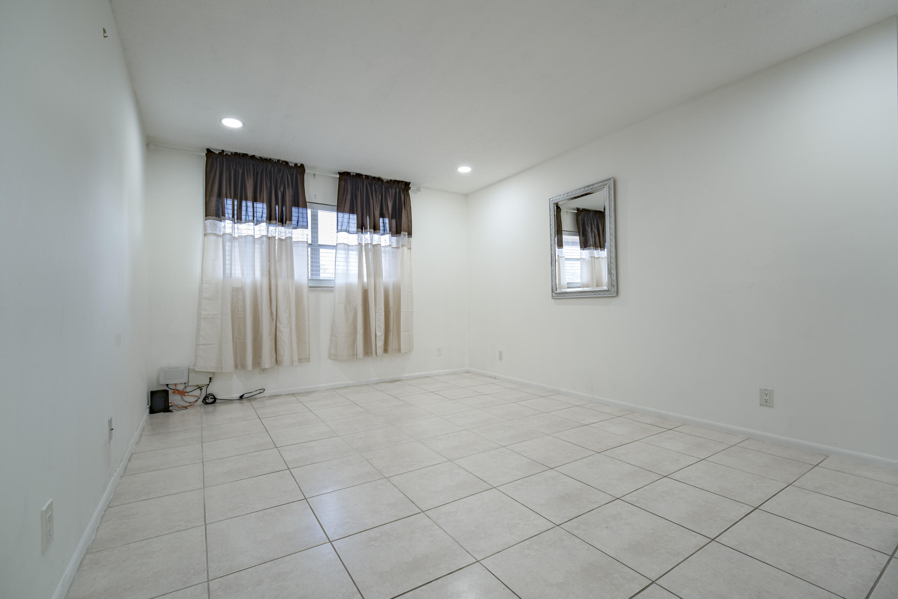 GOLDEN LAKES VILLAGE COND 1 THRU 13-A - Residential Lease