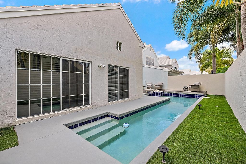 Photo of 41 Windsor Lane, Palm Beach Gardens, FL 33418 (MLS # R11118895)