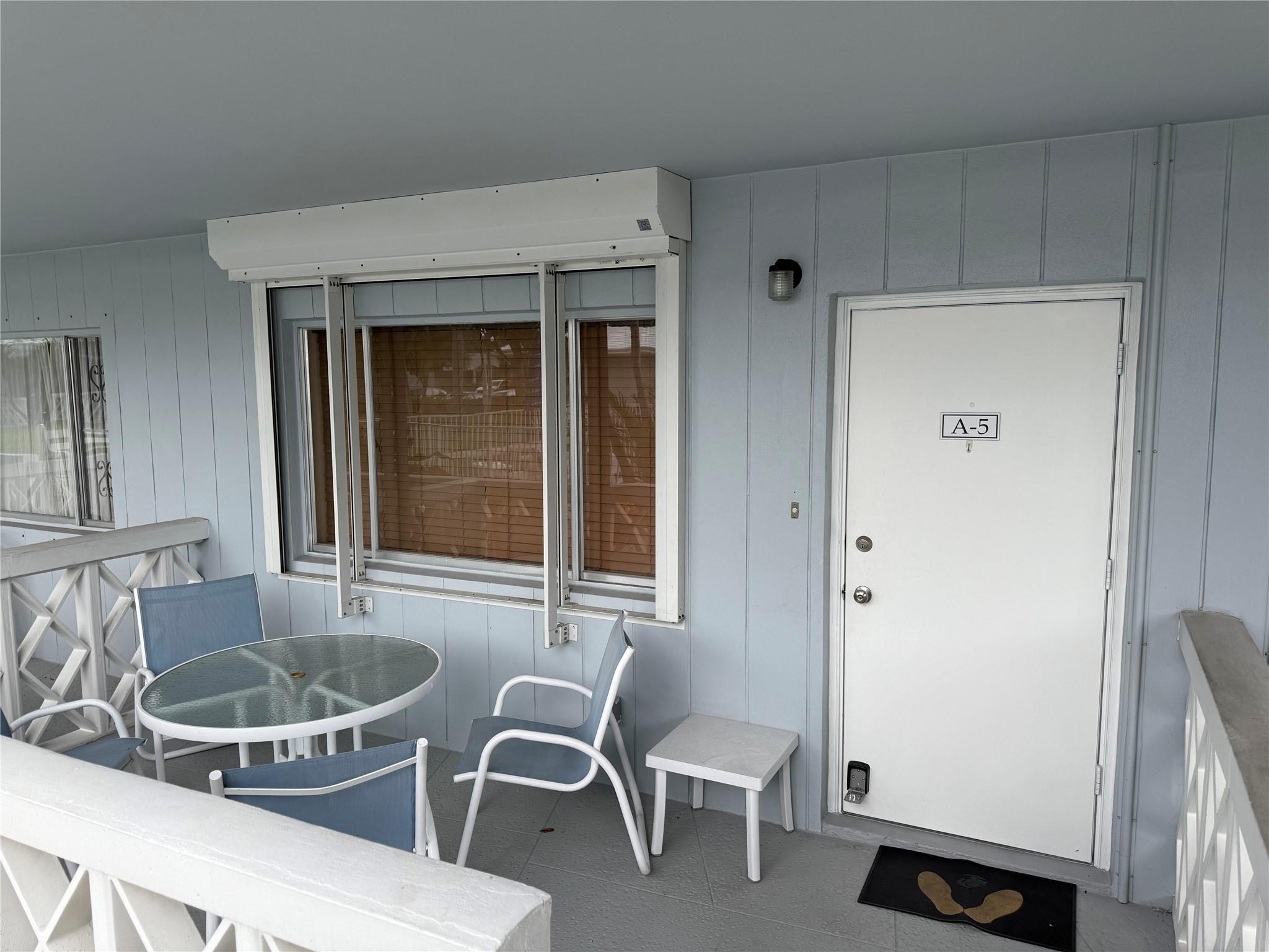 GREAT LOCATION , CLOSE TO US-1, Lauderdale BY The Sea. Restaurants & Shopping Close. Front porch overlooking property grounds and pool. Laundry facility on the property. Lots of guest Parking.