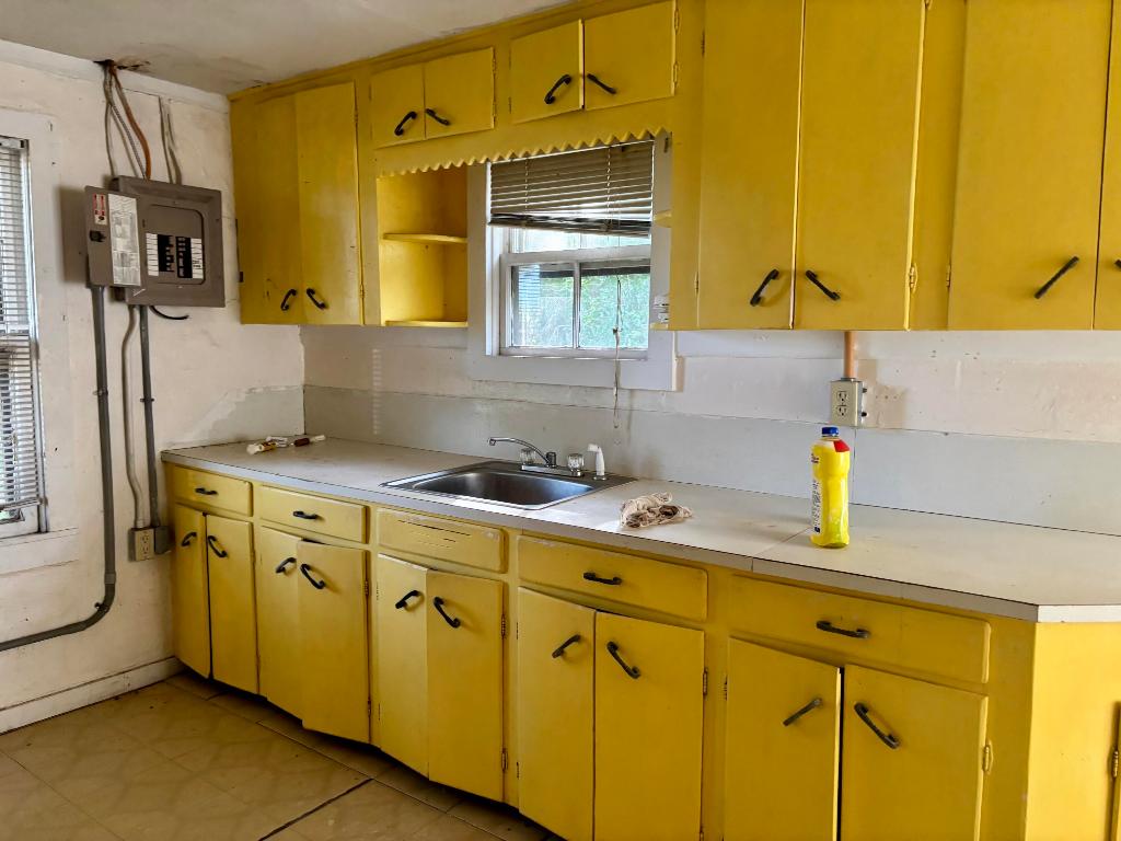 W E GEOFFREYS - Residential