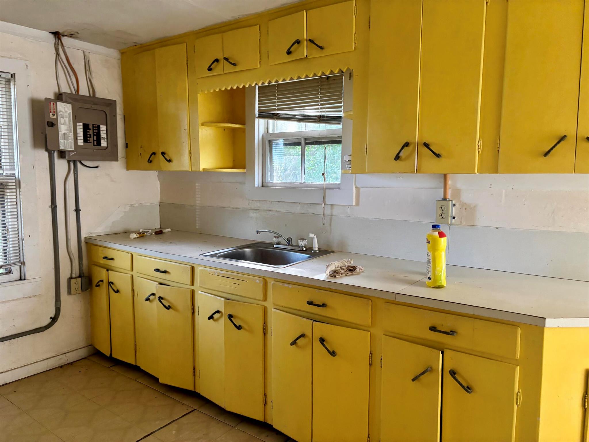 W E GEOFFREYS - Residential