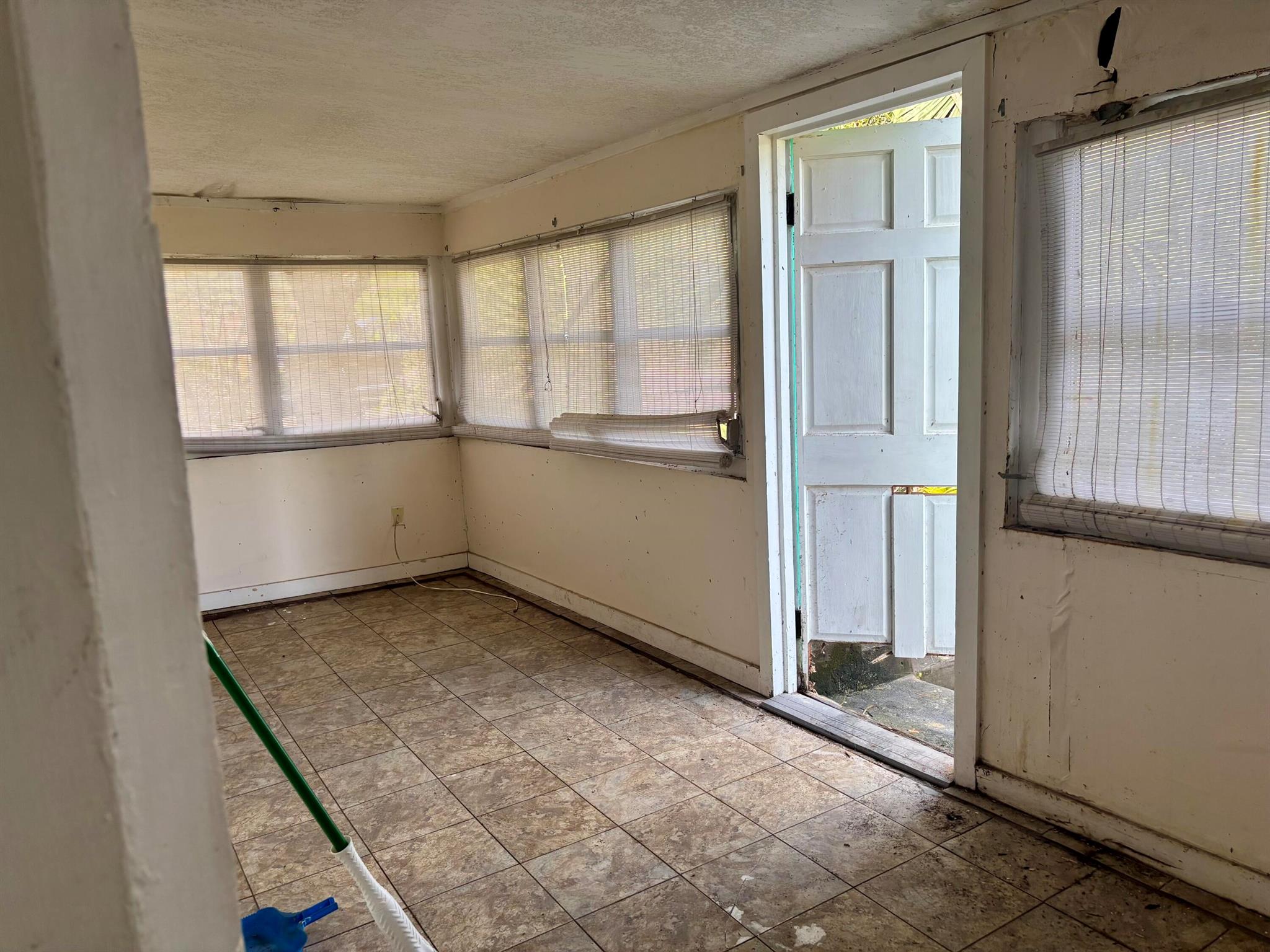 W E GEOFFREYS - Residential