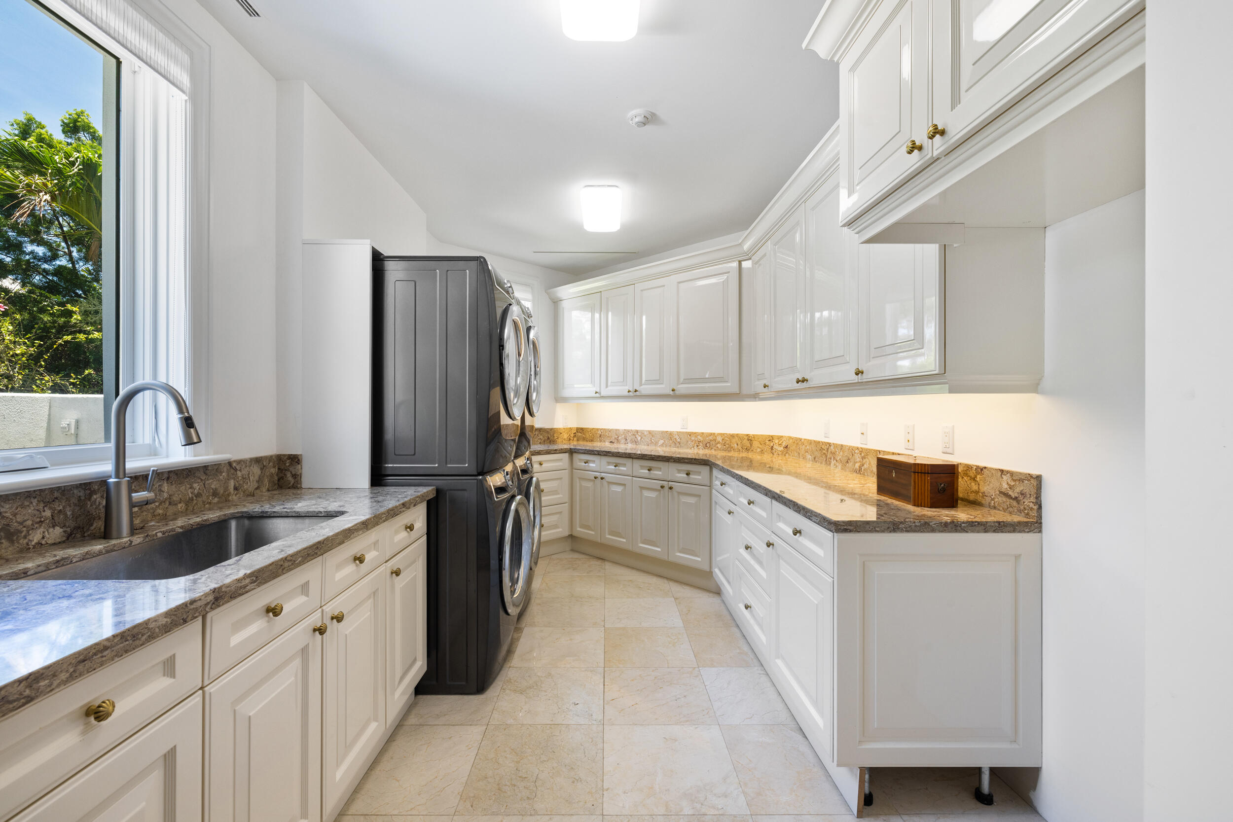 JUPITER HILLS VILLAGE - Residential