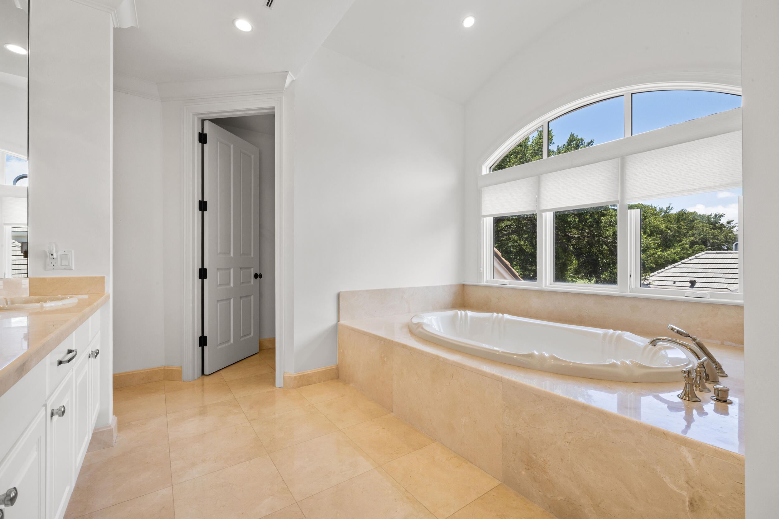 JUPITER HILLS VILLAGE - Residential