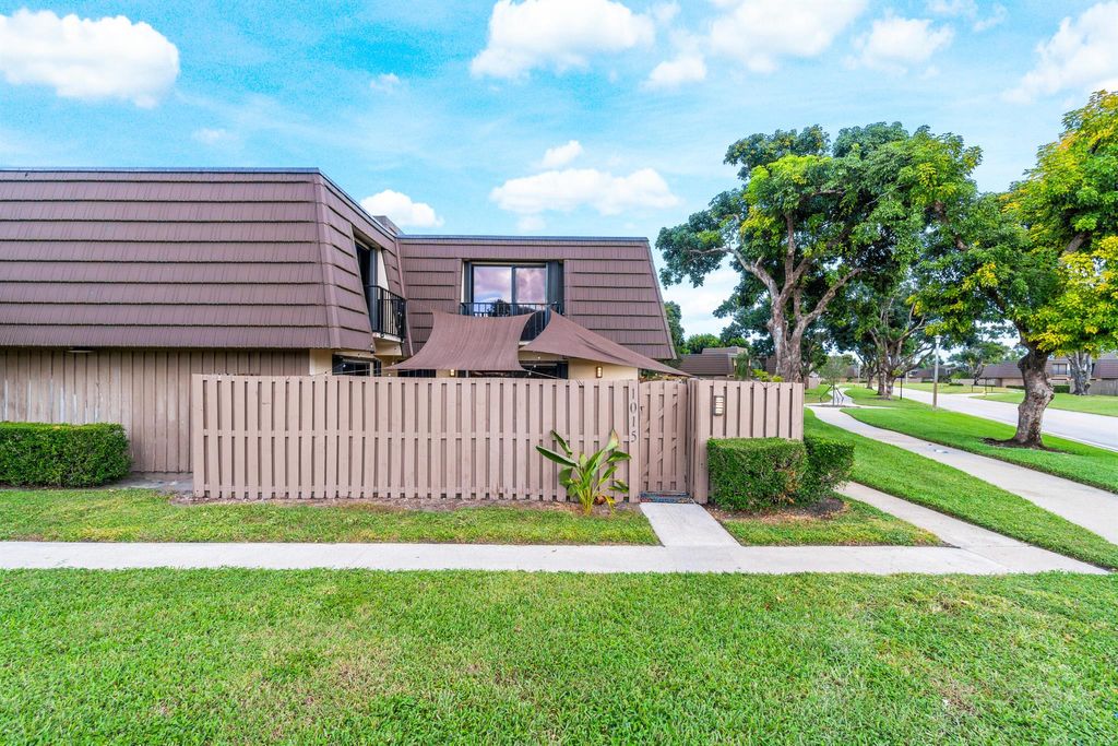 Photo of 1015 10th Court, Palm Beach Gardens, FL 33410 (MLS # R11142267)