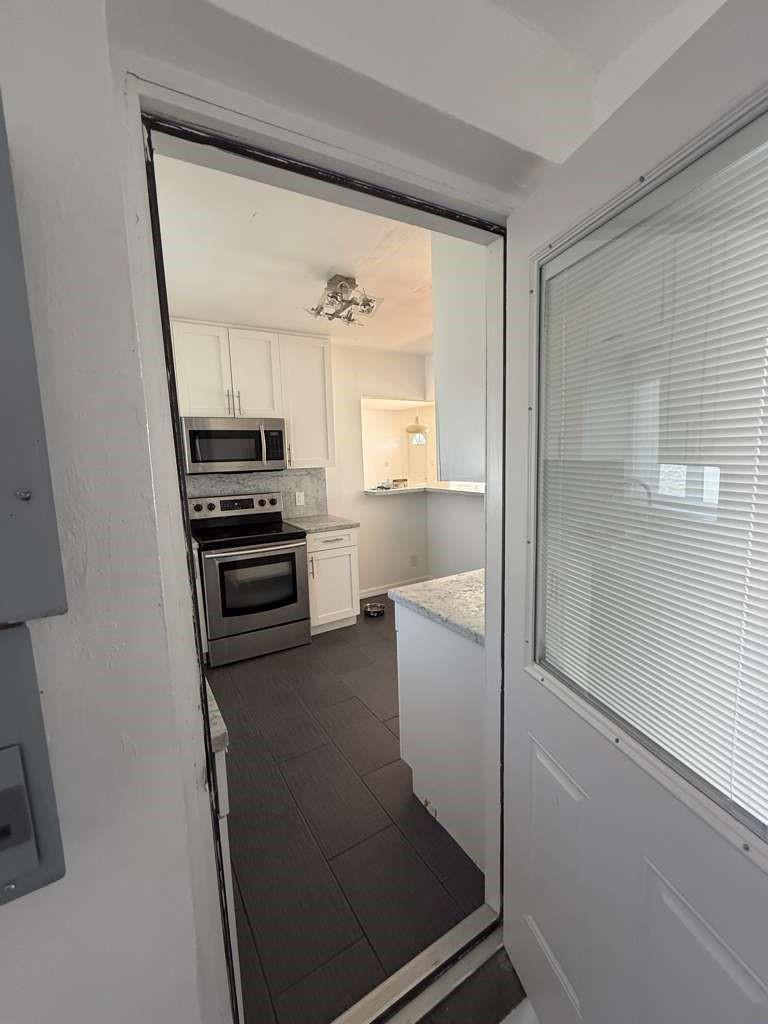 Hollywood 1-21 B - Residential Lease