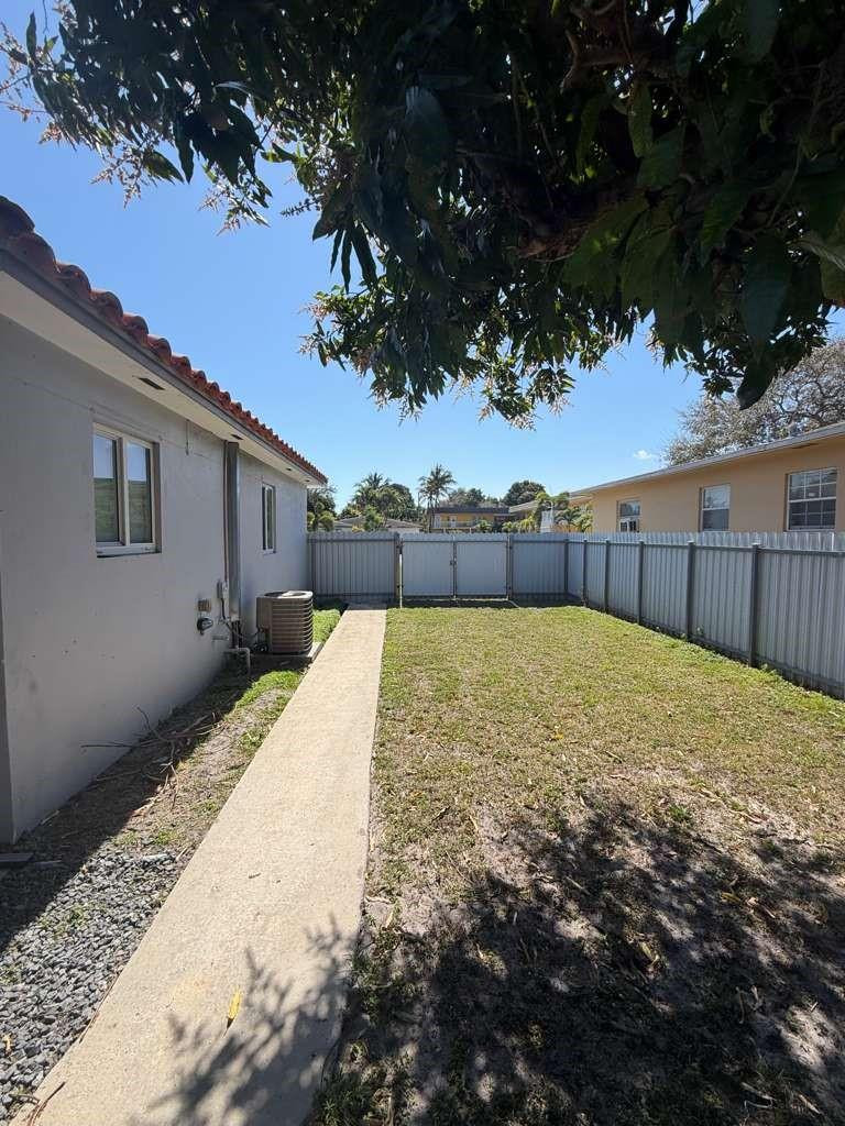 Hollywood 1-21 B - Residential Lease