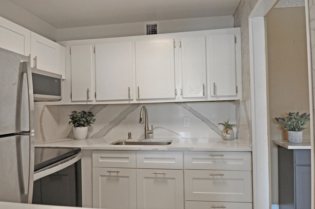 Photo of 238 Chatham L, West Palm Beach, FL 33417 (MLS # B26023918)