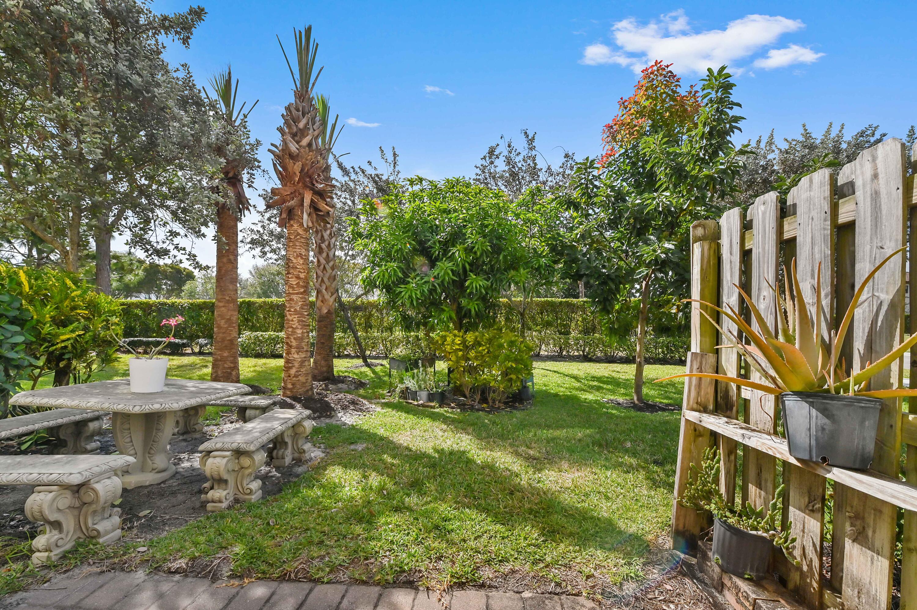 SABAL GROVE - Residential