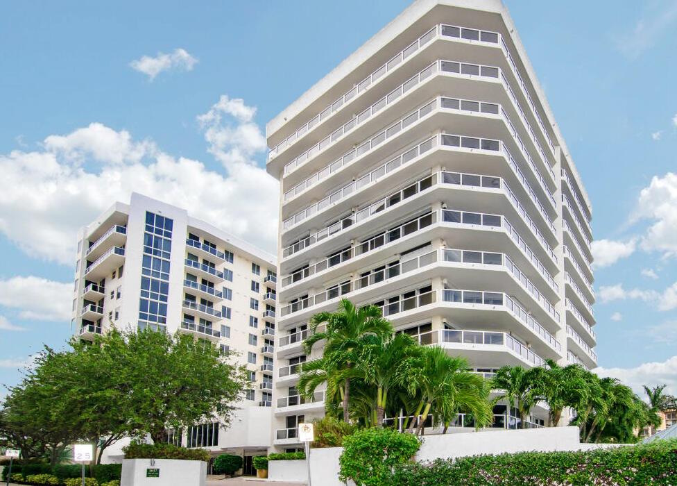 2bd/2ba loft style condo, floor to ceiling windows with an abundance of natural ligjt. Direct Intracoastal views, gym with his/her saunas, two pools, dog run. Pets accepted with restrictions, 24 hour doorman. Close to downtown WPB and the Island of Palm Beach.