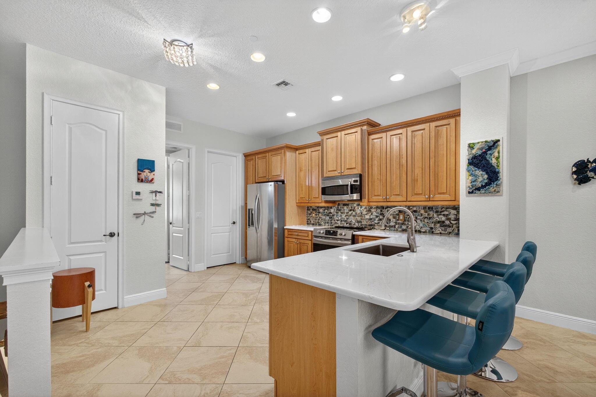 5011 Vine Cliff Way W