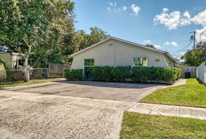 Centrally located 2 bedroom, 1 bath on the outskirts of the warehouse district in downtown West Palm Beach. Only a mile to the Square, Brightline Station and close to Palm Beach. Central air, vintage eat-in kitchen, spacious living room, large bedroom with plenty of closet space. Complete with private patio and off-street parking. Unit was recently upgraded with impact windows and fresh paint.