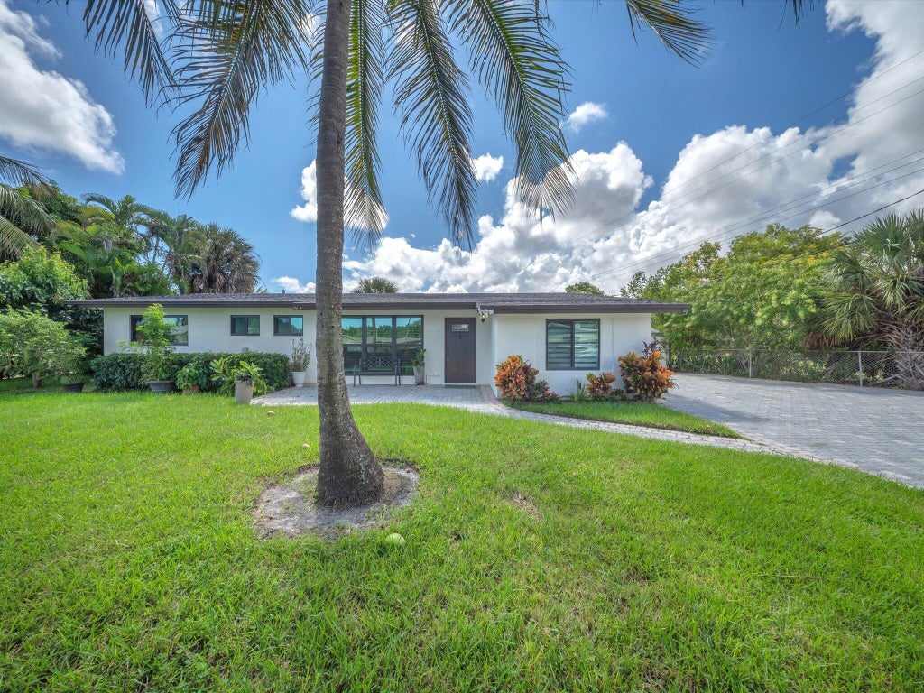 Photo of 5051 NE 6TH Avenue, Deerfield Beach, FL 33064 (MLS # B26088065)