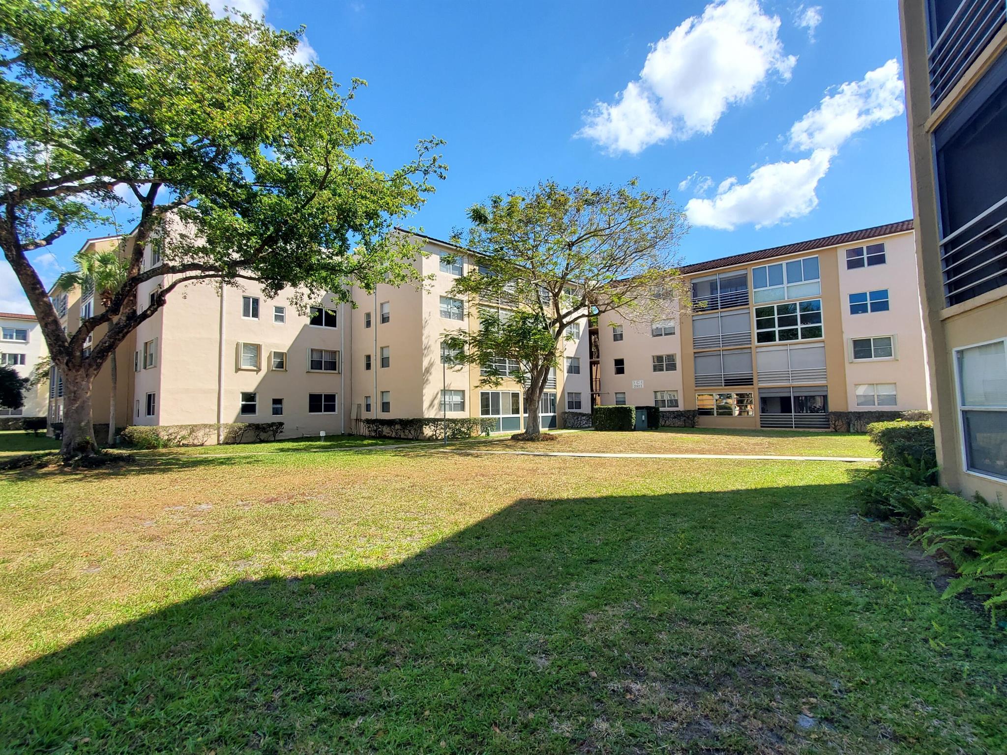2811 Somerset Drive 404
