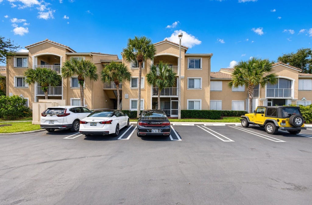 Photo of 260 VILLAGE Boulevard #5305, Tequesta, FL 33469 (MLS # B26093609)