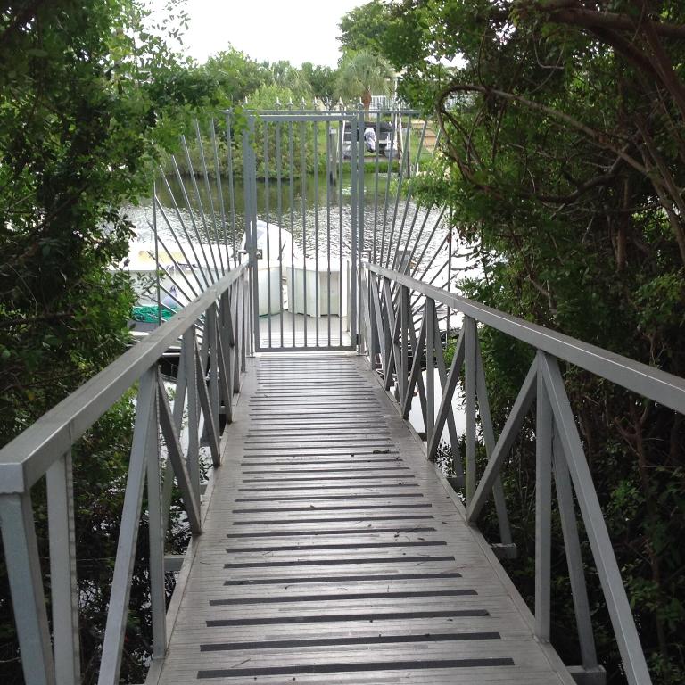 HEATHERWOOD COND DECL FILED 9-5-85 IN - Residential Lease