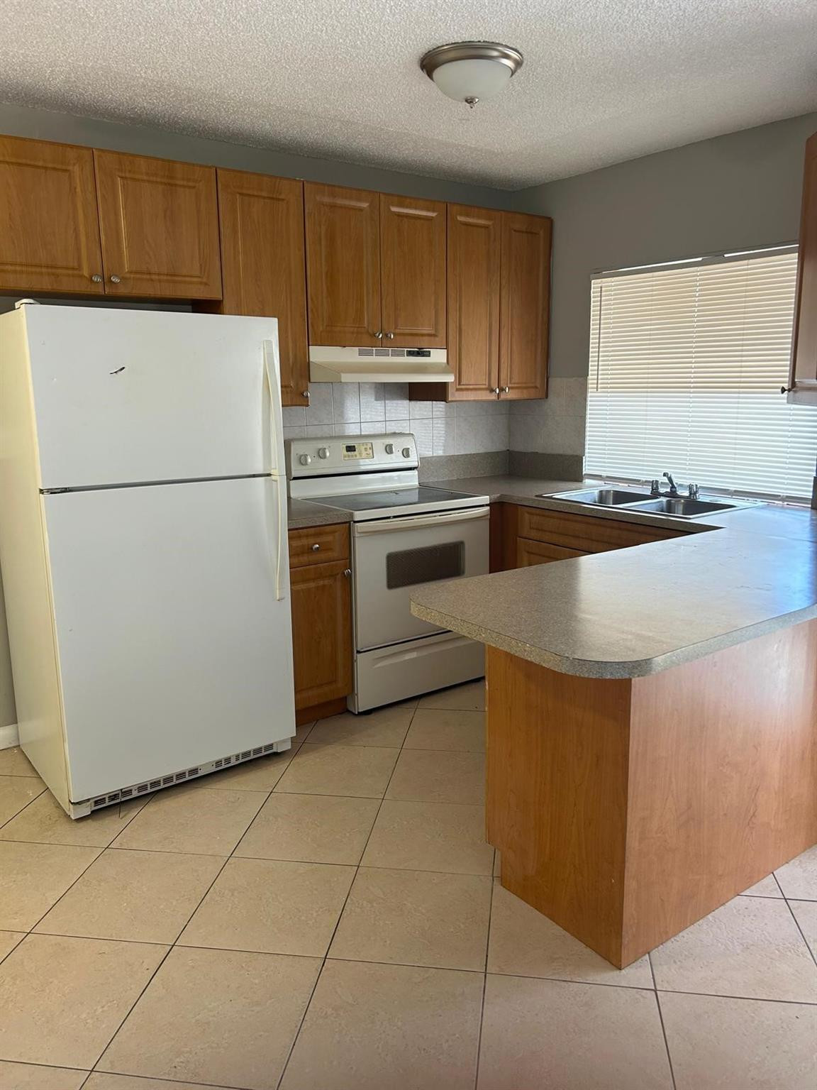 OLIVE GLEN VILLAS 2 CONDO - Residential Lease