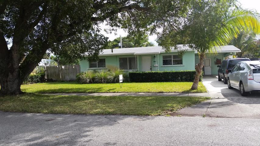 Very nice 4/2 single family home available in Lake Park. Fenced back yard. Close to shopping/dining and only 10 min to the beach.