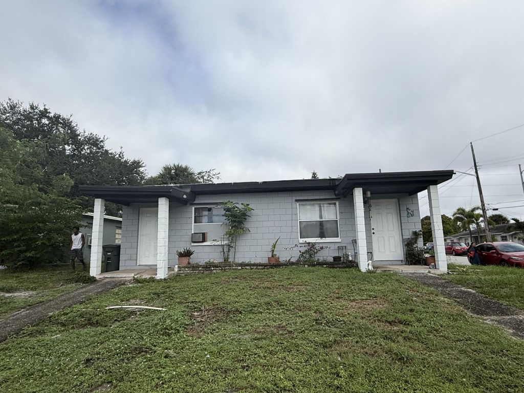Photo of 602 Cedar Place, Fort Pierce, FL 34950 (MLS # R11133282)