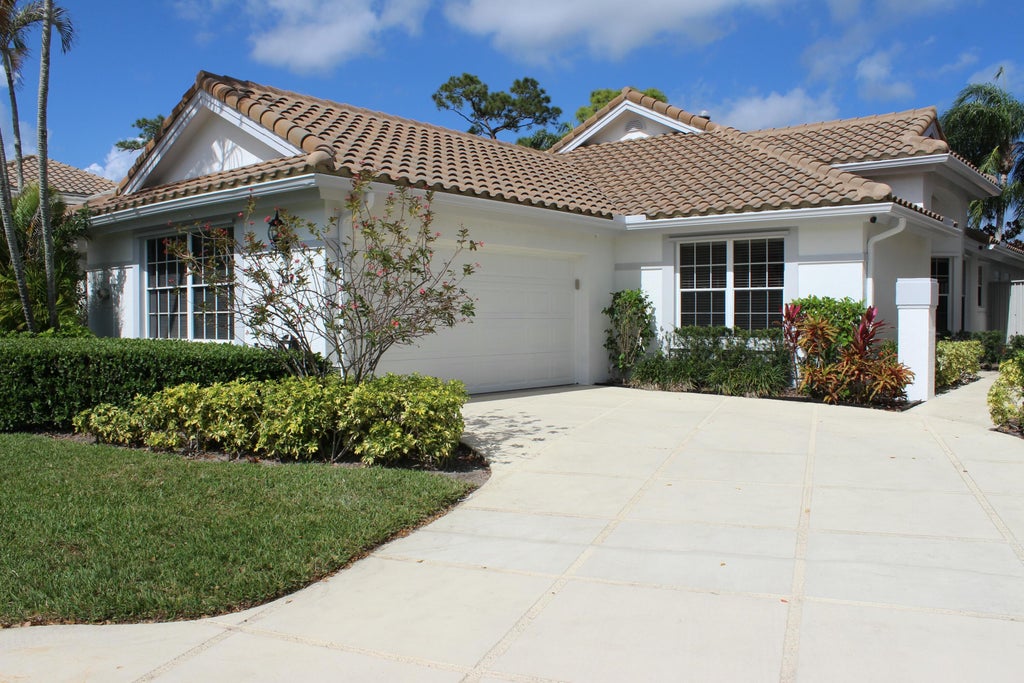 Photo of 157 Eagleton Court, Palm Beach Gardens, FL 33418 (MLS # R10988143)