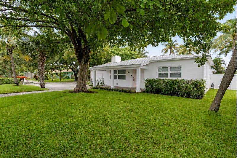 Photo of 1619 NE 2ND Avenue, Delray Beach, FL 33444 (MLS # B26064279)