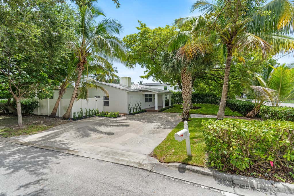 Photo of 1619 NE 2ND Avenue, Delray Beach, FL 33444 (MLS # B26064279)