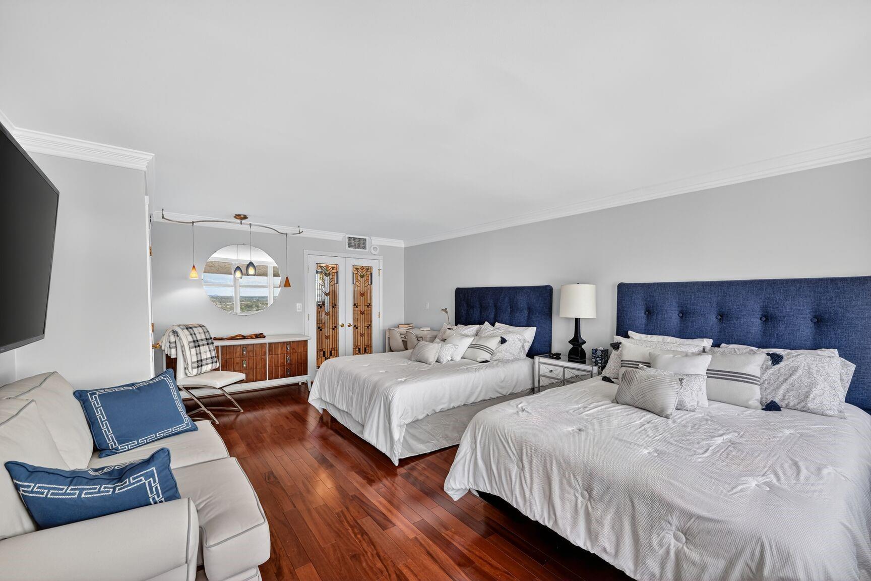 PLAZA SOUTH - Residential