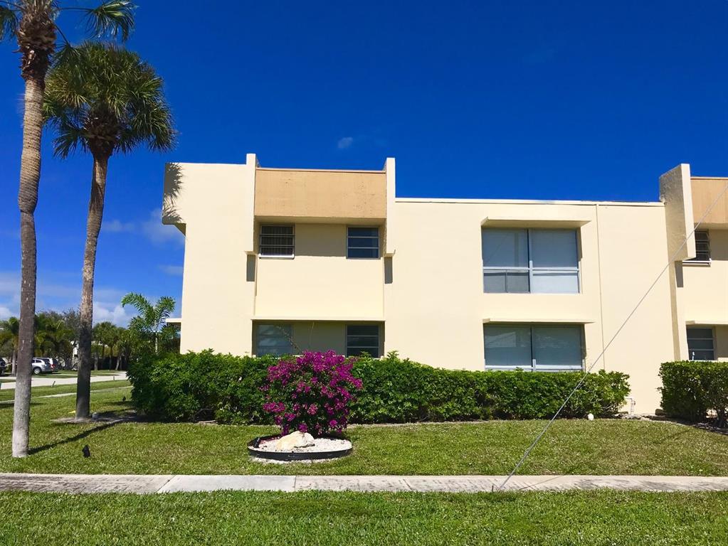 Nice studio water included, east Boca location, walk to shops and diningAvailable immediately