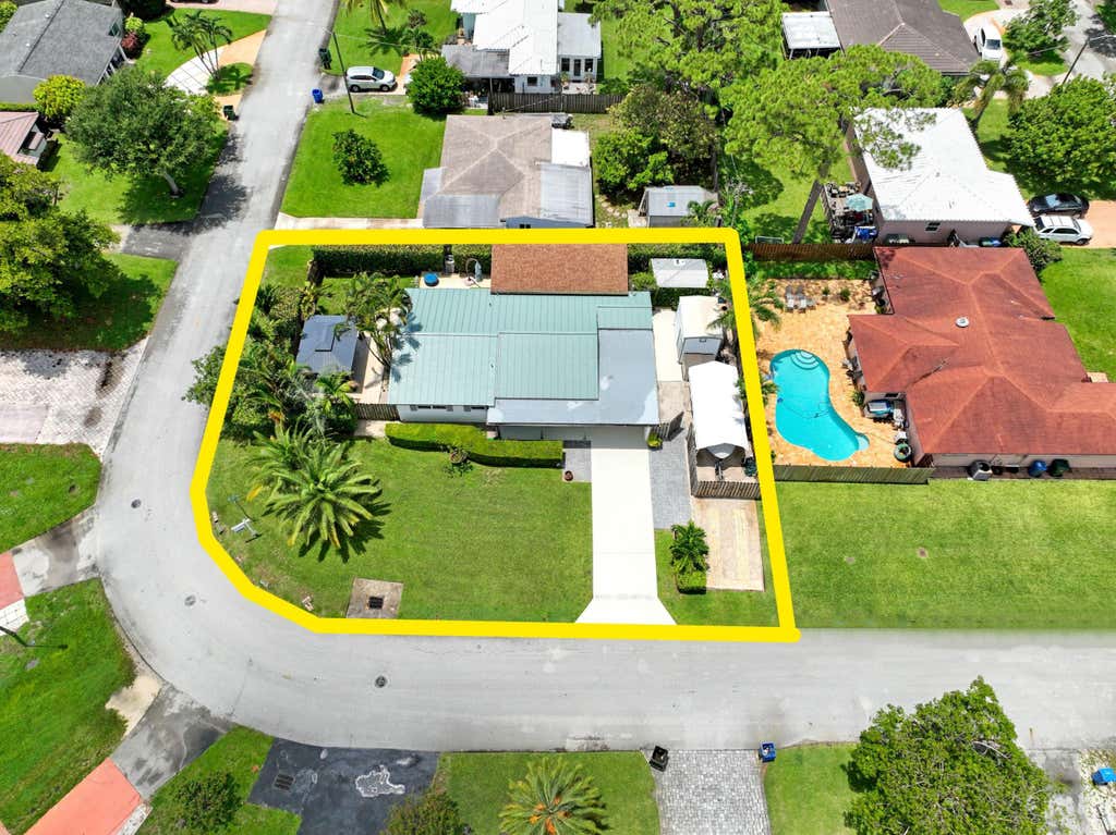 Photo of 330 NE 48th Street, Oakland Park, FL 33334 (MLS # B26054742)