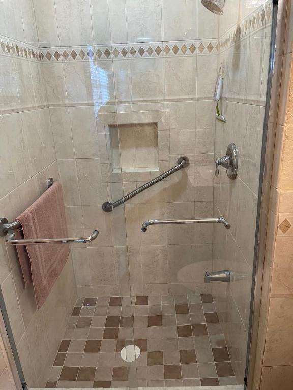 LEISURE LAKE CIRCLE - Residential