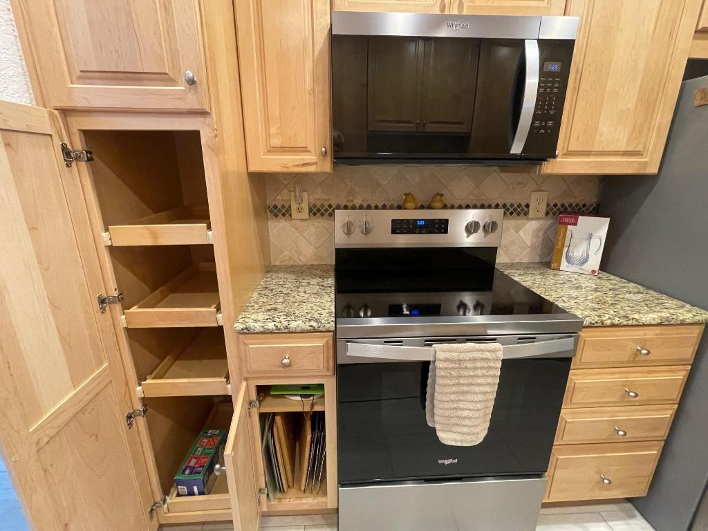 LEISURE LAKE CIRCLE - Residential