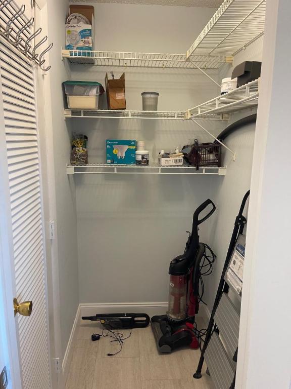 LEISURE LAKE CIRCLE - Residential