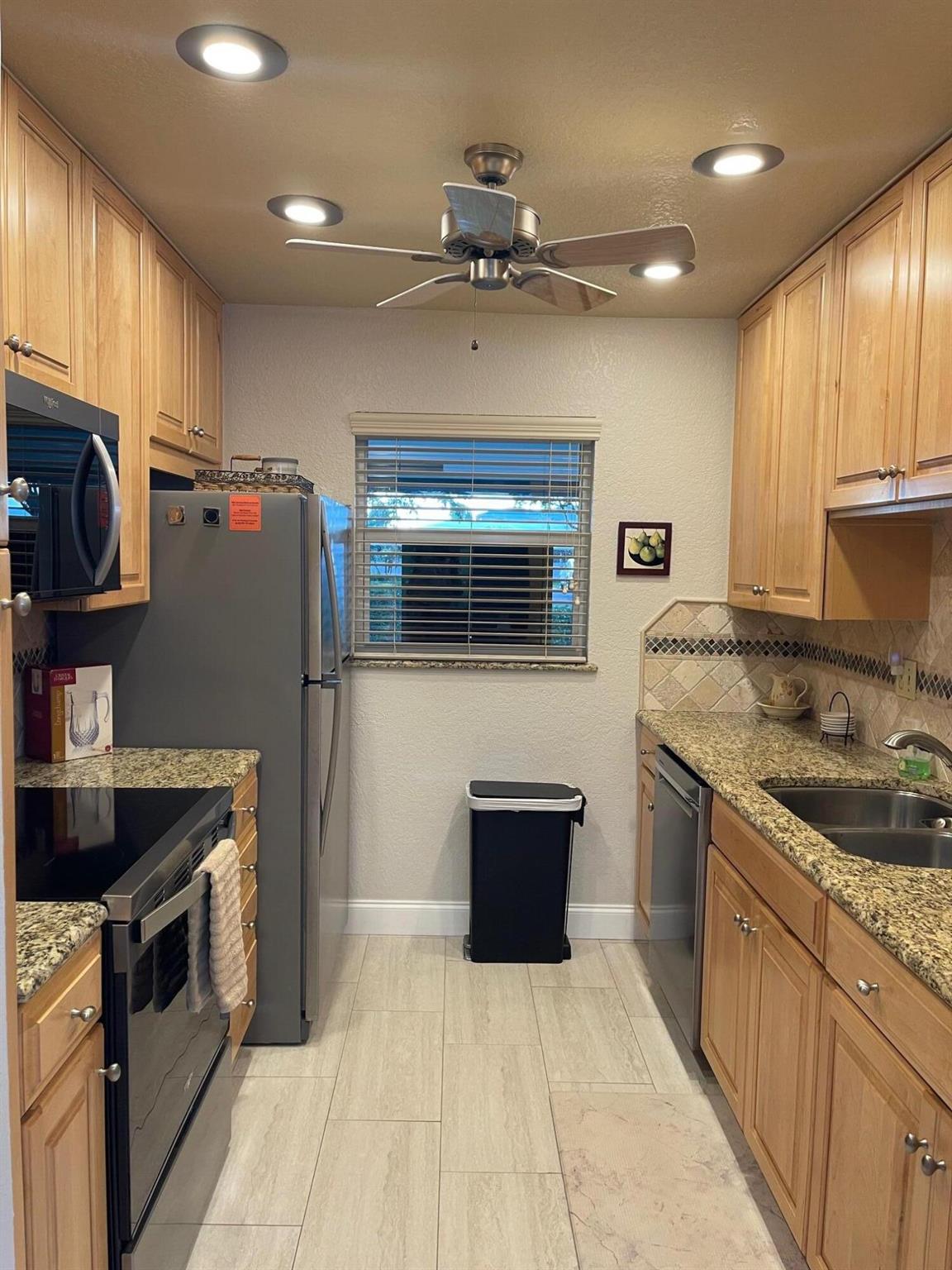 LEISURE LAKE CIRCLE - Residential
