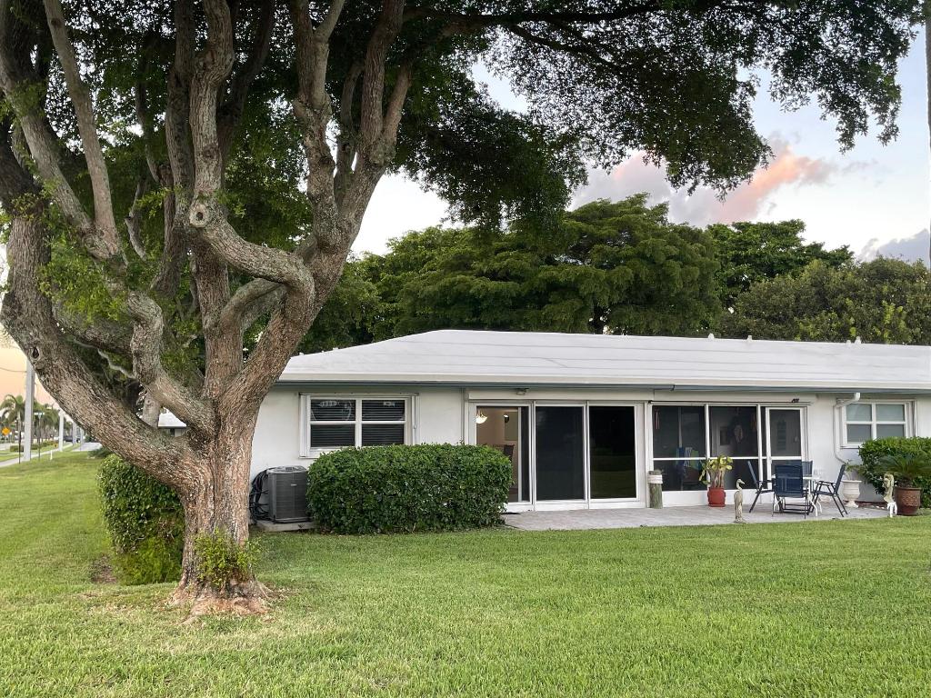 LEISURE LAKE CIRCLE - Residential