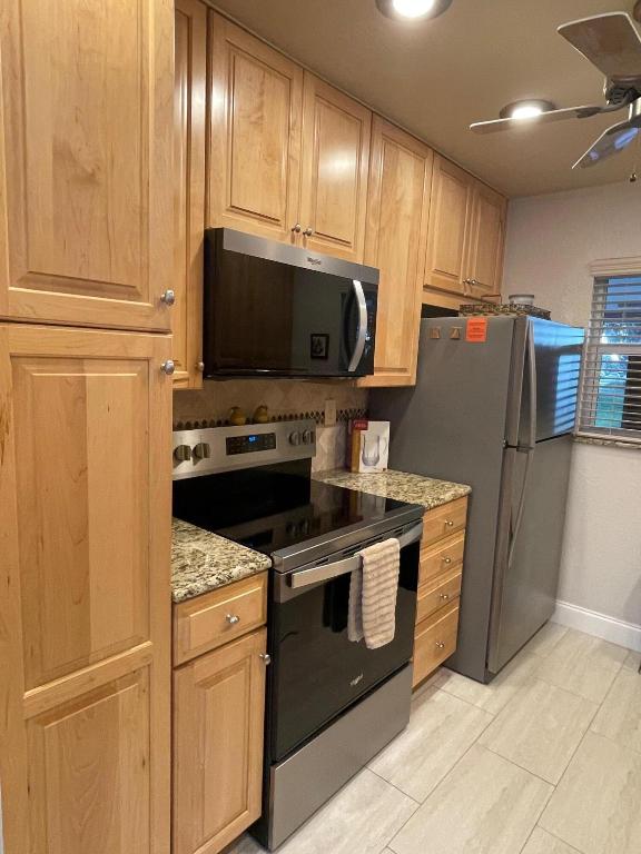 LEISURE LAKE CIRCLE - Residential