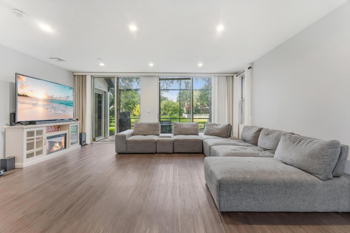 WEST GLEN MANOR - Residential