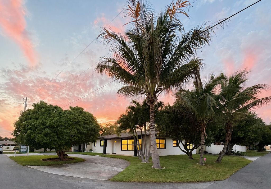 Photo of 117 SE 22nd Avenue, Boynton Beach, FL 33435 (MLS # B26028274)