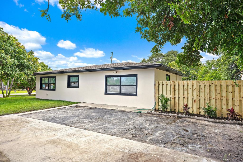 Photo of 117 SE 22nd Avenue, Boynton Beach, FL 33435 (MLS # B26028274)