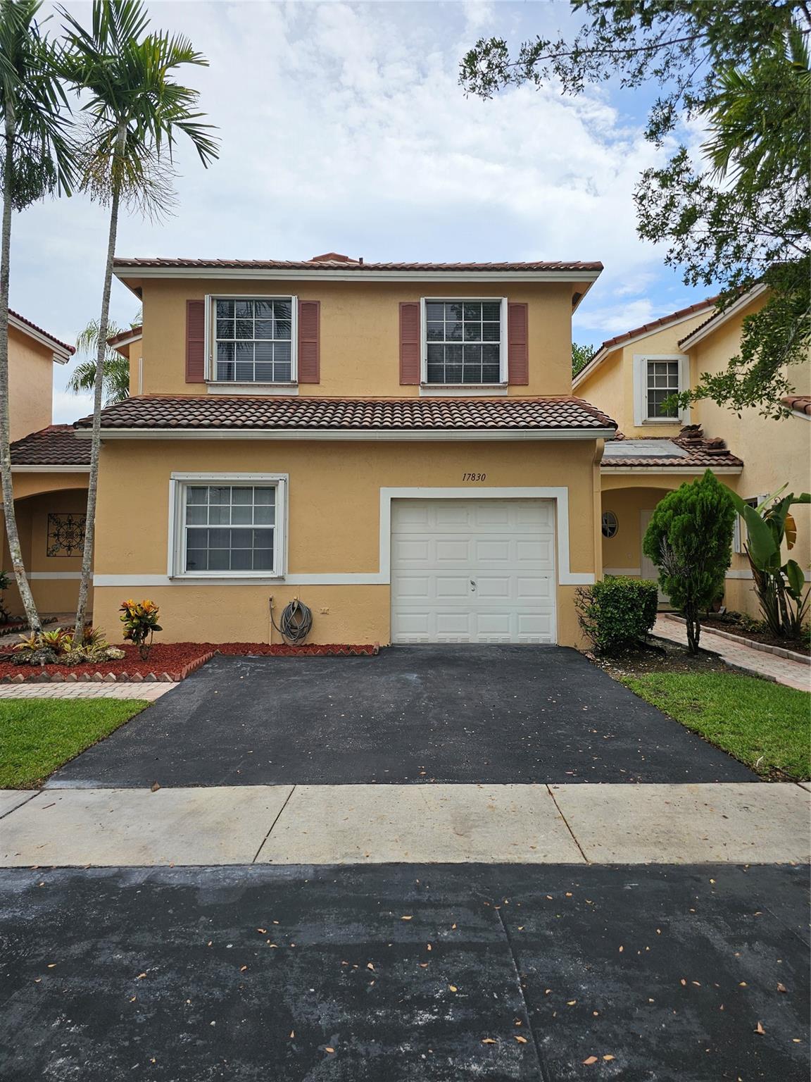 Turnkey, well maintained townhouse with updated bathrooms and newer appliances ready for the perfect tenant. Important to note that there is association approval required and it can take up to 30 days. Location is perfect as it is in the heart of Silver Lakes in west Pembroke Pines.