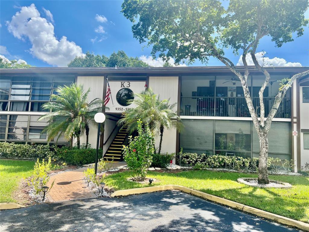 RESORT STYLE LIVING IN THE VIBRANT 55+ COMMUNITY OF KINGS POINT. GROUND FLOOR UNIT WITH SERENE WATER VIEW. BRIGHT, IMMACULATE 2 BEDROOM I BATH CONVERTIBLE BEING USED AS A ONE BEDROOM. BEAUTIFUL, LARGE PATIO HAS WROL-UPS, NEW SCREENING, NEW FAN AND LARGE LAUNDRY ROOM WITH NEWER WASHER AND DRYER. GREAT FLOOR PLAN, LIVING ROOM OPENS TO DEN/GUEST BEDRROM AREA. AVAIL YOURSELF OF ALL THE AMENITIES KINGS POINT HAS TO OFFER NCLUDING MANY CLUBS, TENNIS, PICKLEBALL, INDOOR AND OUTDOOR POOLS, STATE OF THE ART EXERCISE EQUIPMENT, COURTESY BUSES AND LIVE SHOWS AND MOVIES IN THE PALACE THEATRE. SOCIALIZE AND ENJOY EVERY DAY .