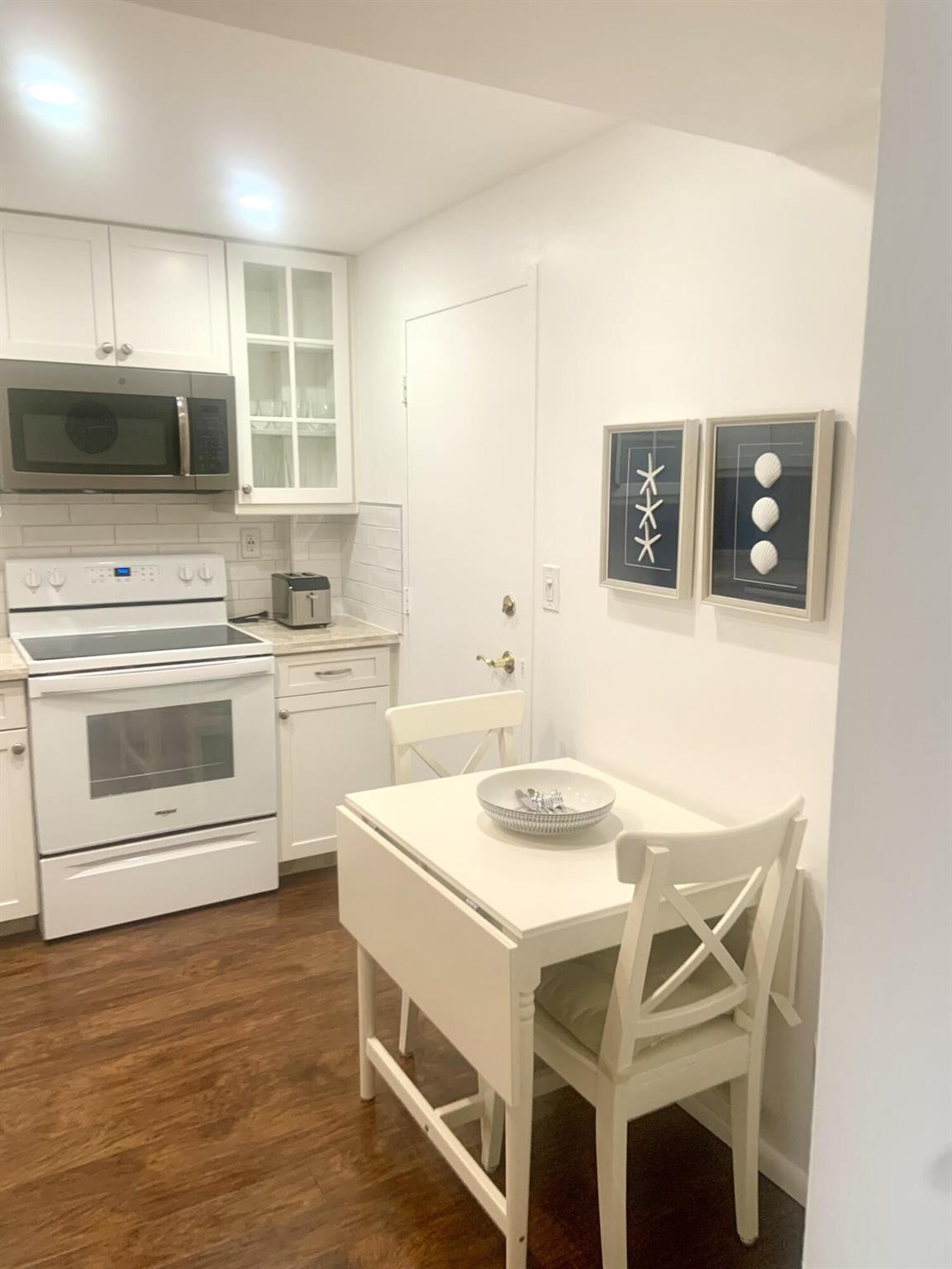 ROYAL SAXON INC - Residential Lease