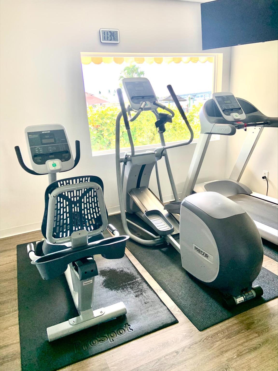 ROYAL SAXON INC - Residential Lease