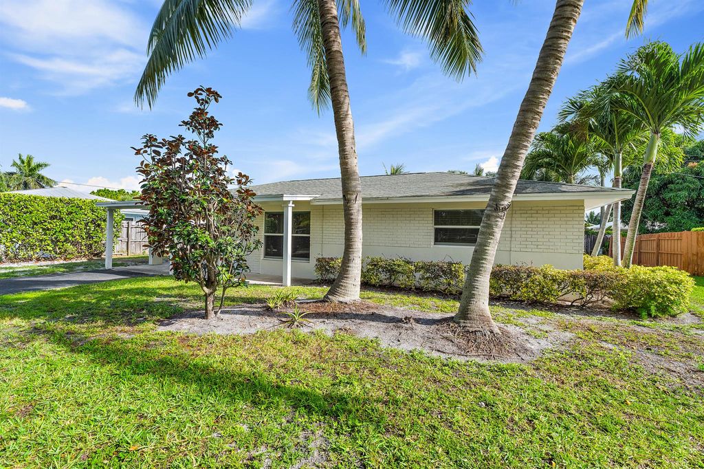 Photo of 9 Windsor Road E, Jupiter, FL 33469 (MLS # R11104972)