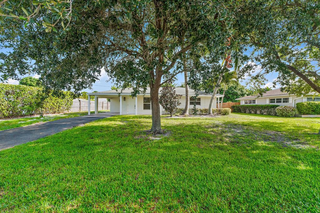 Photo of 9 Windsor Road E, Jupiter, FL 33469 (MLS # R11104972)